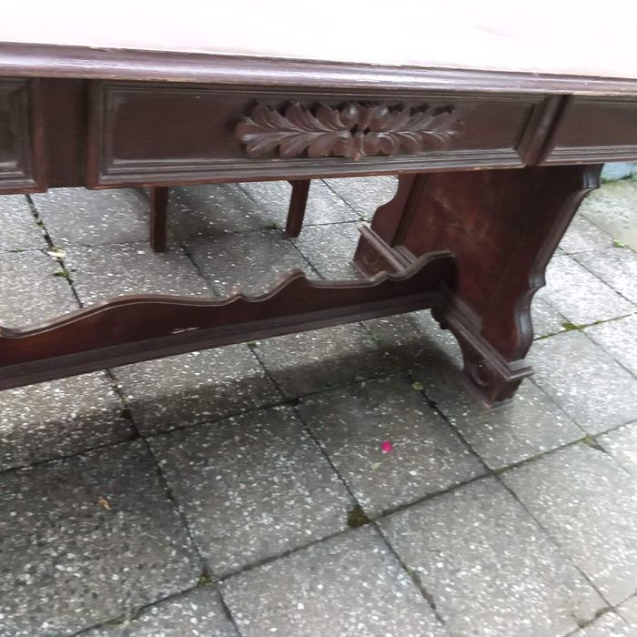 Маса със столове