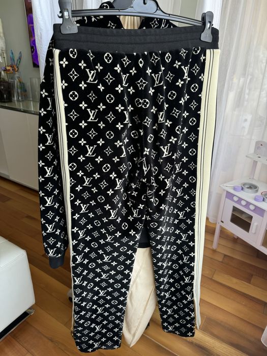 Louis Vuitton спортен костюм