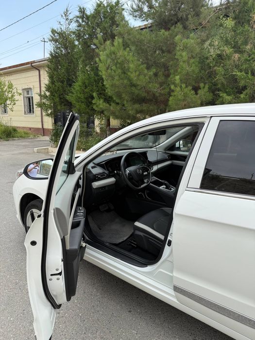 Электромобиль DongFeng E70