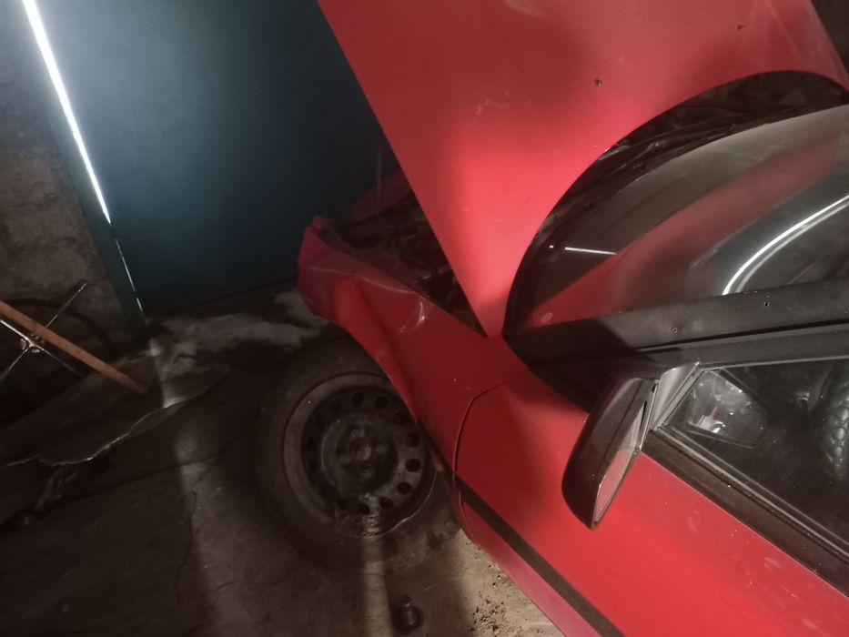 Mazda 323 красная