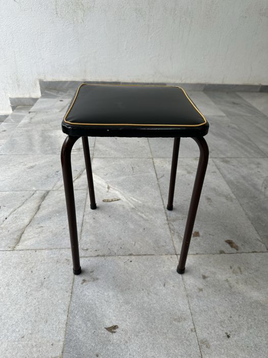 Винтидж табуретка със метални крака