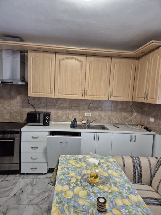 Vand s au schimb cu apartament .