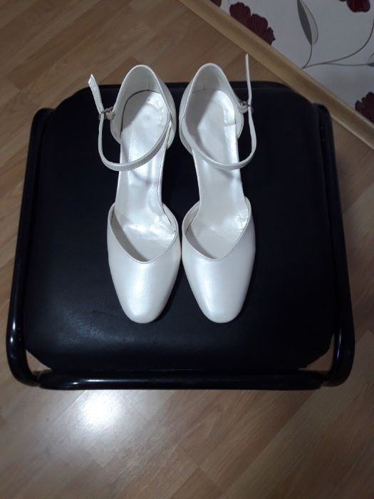 Дамски обувки с каишки