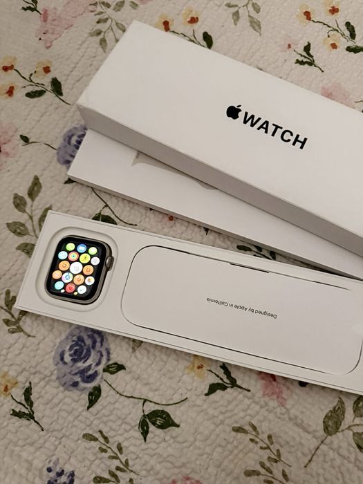 Продам Apple Watch SE 44mm 2025