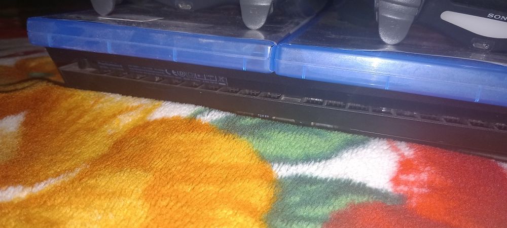 Vind ps4pro de 1trb cu doua manete