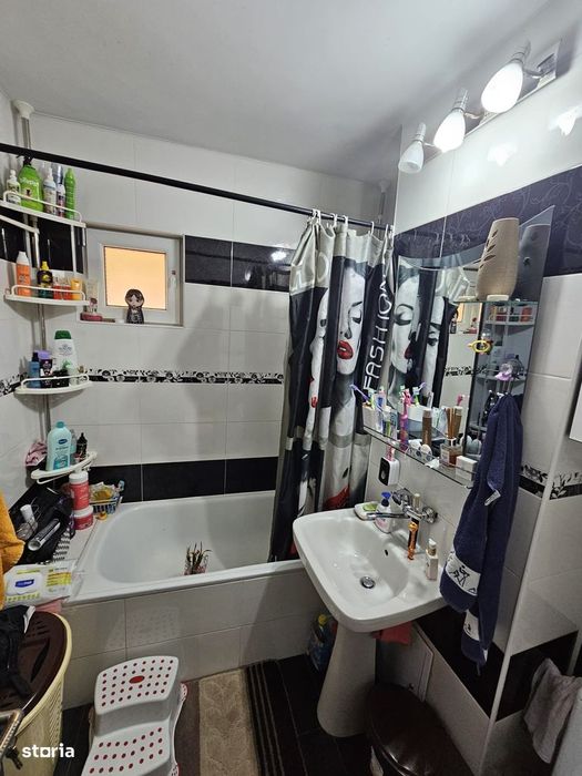 Vand apartament cu 2 camere decomandat