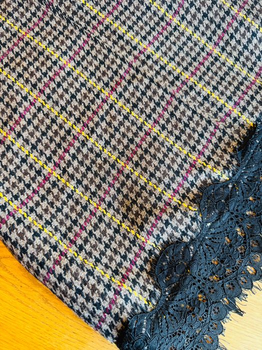 Италианска Рокля каре с вълна и дантела