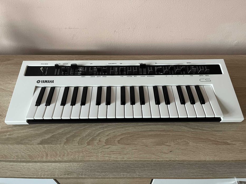Yamaha Reface CS polyphonic Virtual Analog синтезатор