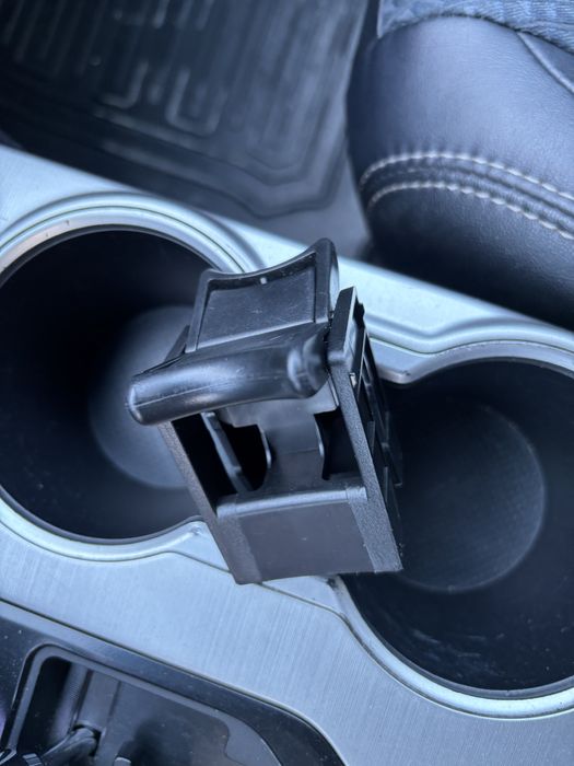 Разделитель подстаканника камри 50