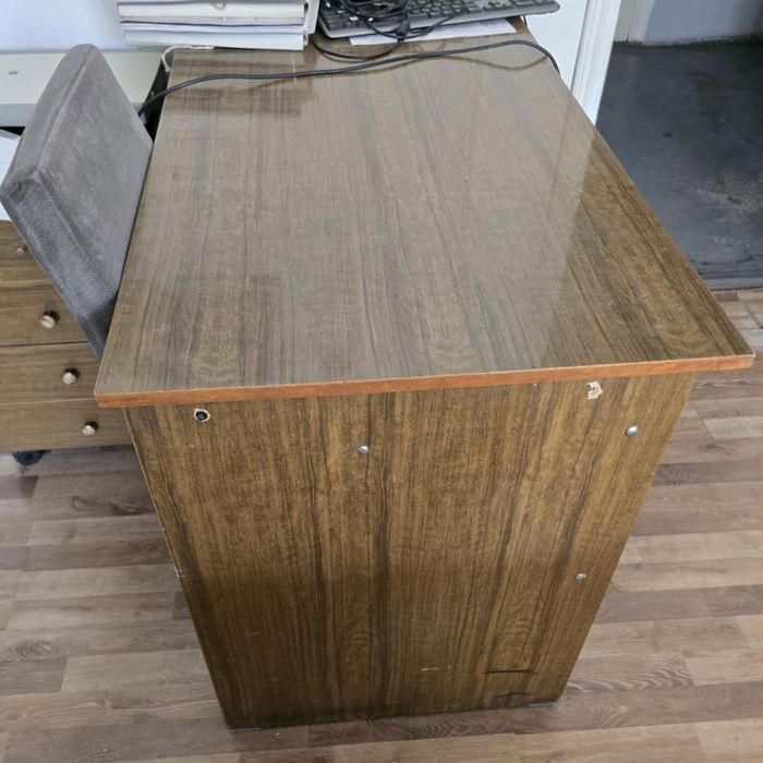 Продаю  мебель  б/у, ( столы офисные, стулья) б/у