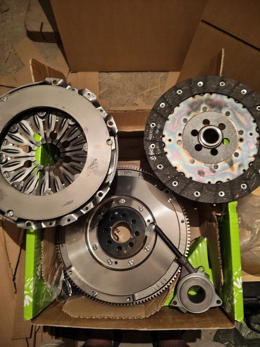 Vând ambreiaj cu volanta masa dubla Vw T5 motor 2.5 cod 837344