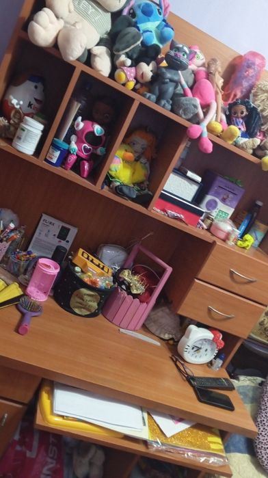 Продается кровать и парта ,в хорошем состоянии.