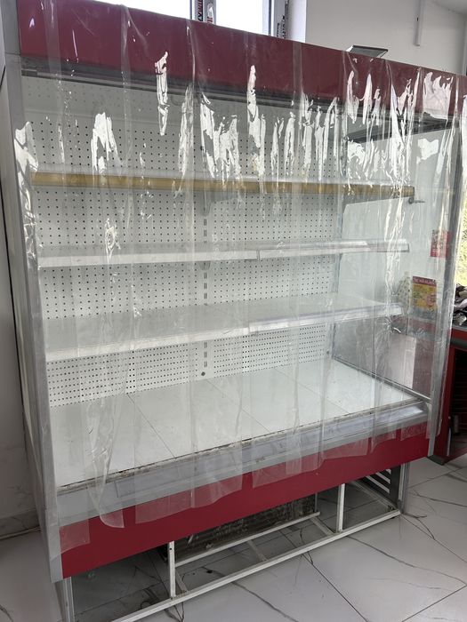 Продается витринный холодильник