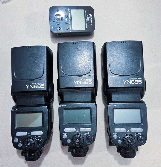 Три светкавици YONGNUO YN685 с дистанционен контролер за Canon