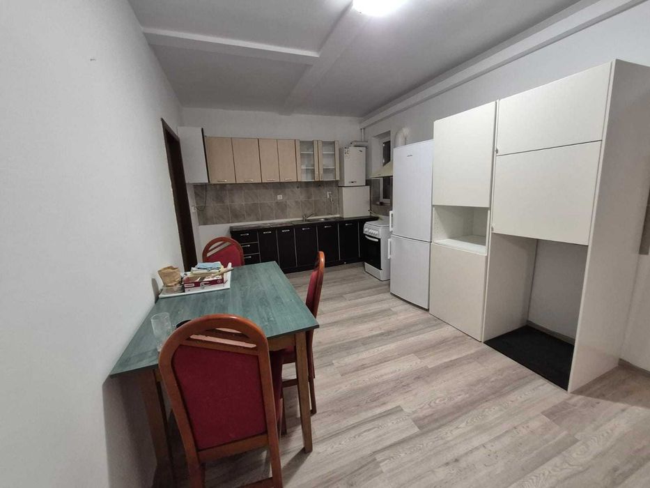 Inchiriez apartament cu 3 camere, bloc nou, zona centrala