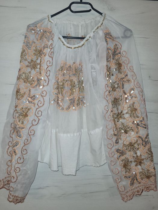 Ie cusuta cu paiete și margele