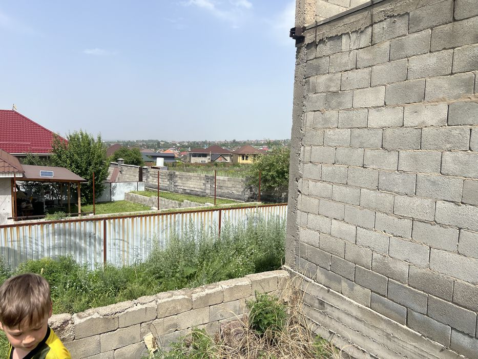 Продам участок  с не достроенным домом