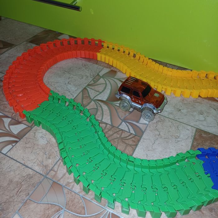 Игрушки паровозик и машинка с дорогой