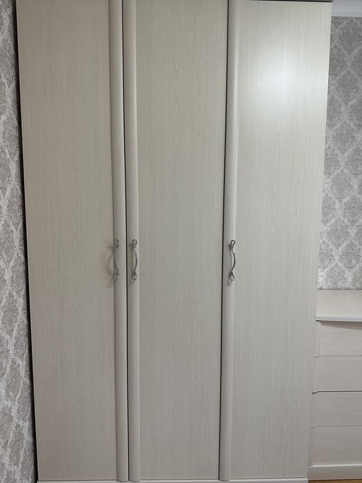 Продается шкаф с комодом