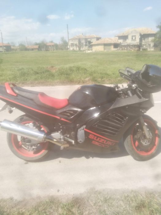 Suzuki rf 900r 1996 137 коня не е пален повече от една година има нужда от акумулатор двигателя върти може да иска почистване на карбуратори