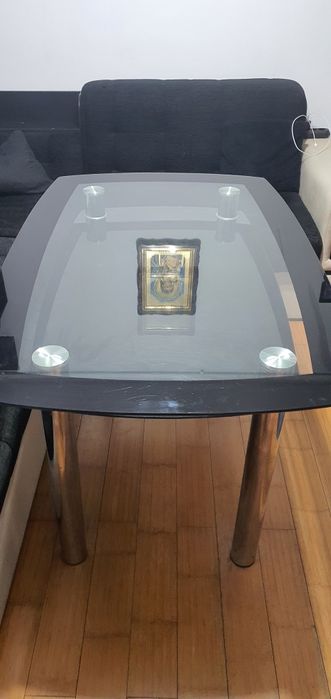 Masă neagră din sticlă