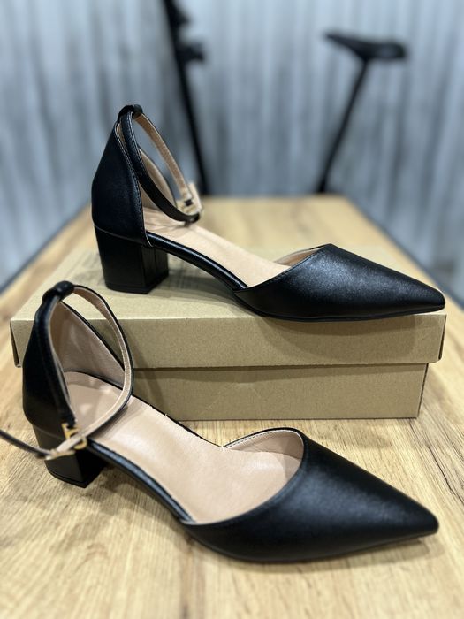 Черни дамски обувки на дебел ток