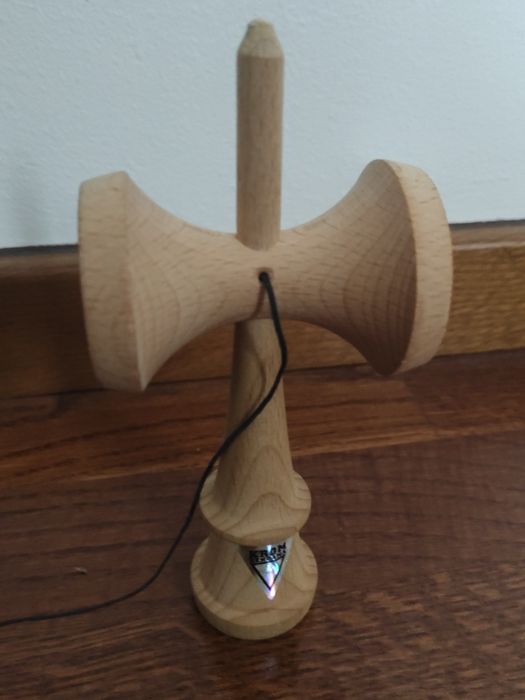Vând kendama krom pop
