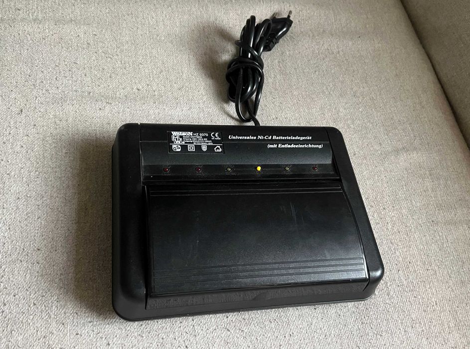Incarcator universal de baterii cu descarcare NI-Cd Watson HZ 9370