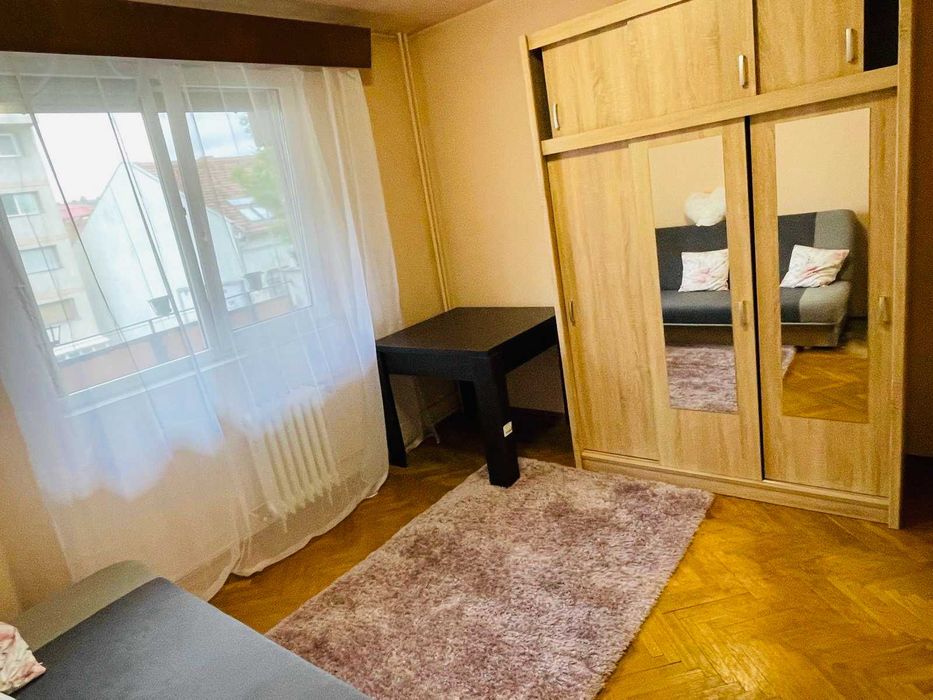 Inchiriez apartament 3 camere, decomandat, ultracentral, etaj 3/10 Bd. Magheru Oradea