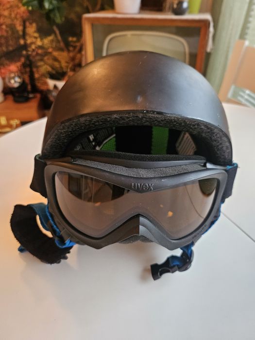 Комлект детска каска Quiksilver и маска Uvex за ски или сноуборд.