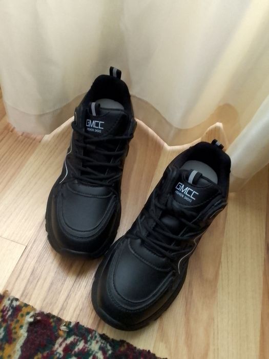 Продаються кроссовки черные