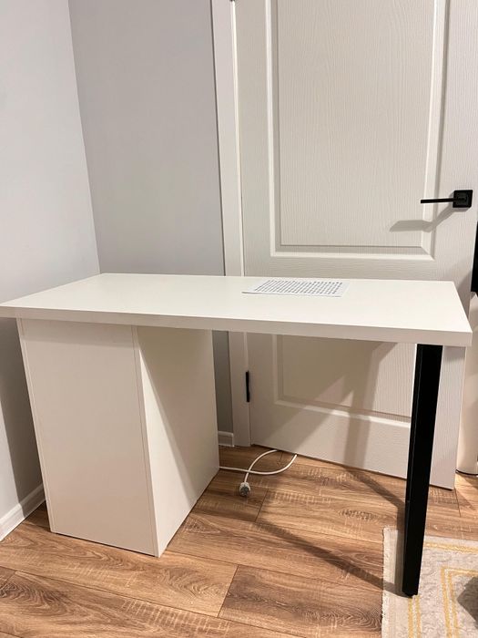 Белый маникюрный стол