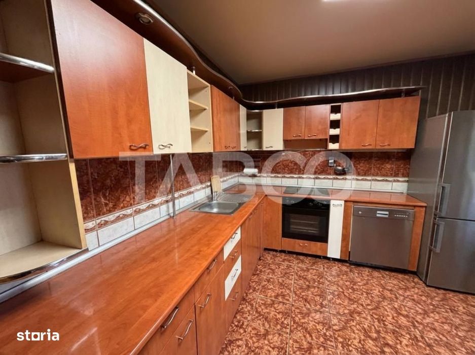 Casa individuala cu 5 camere +spatiu comercial  3 bai Sibiu