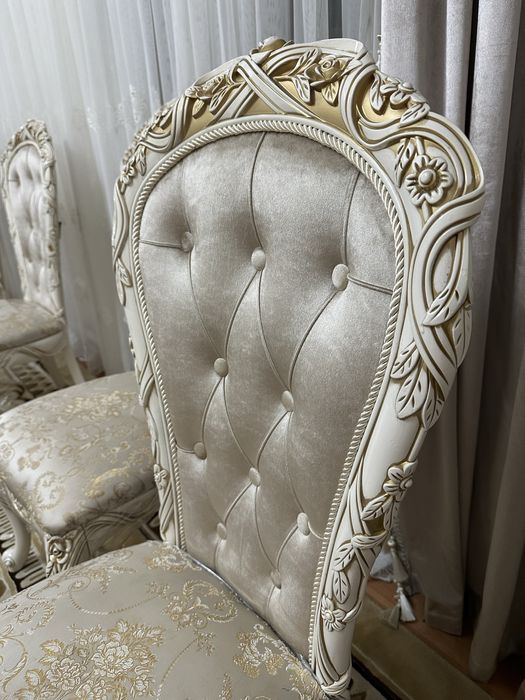 Стол және стулья сатылады