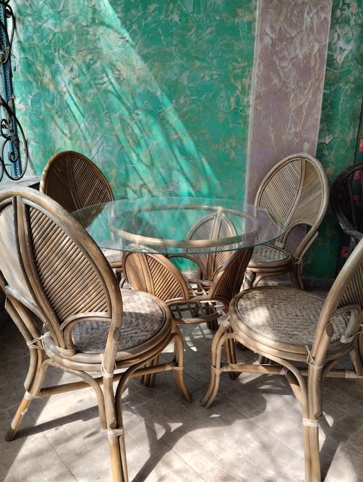 Стол и стулья плетёные