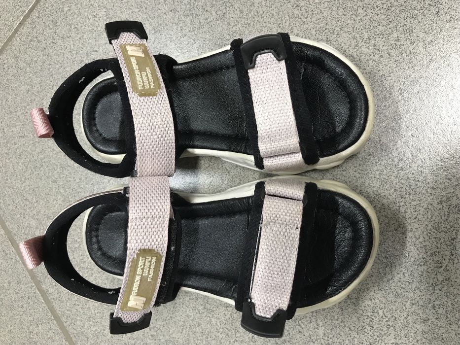 Продам сандали для девочки.