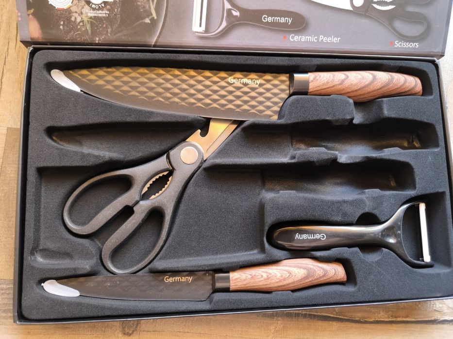 Комплект ножове с ножица и белачкаКомплект ножове с ножица и белачка