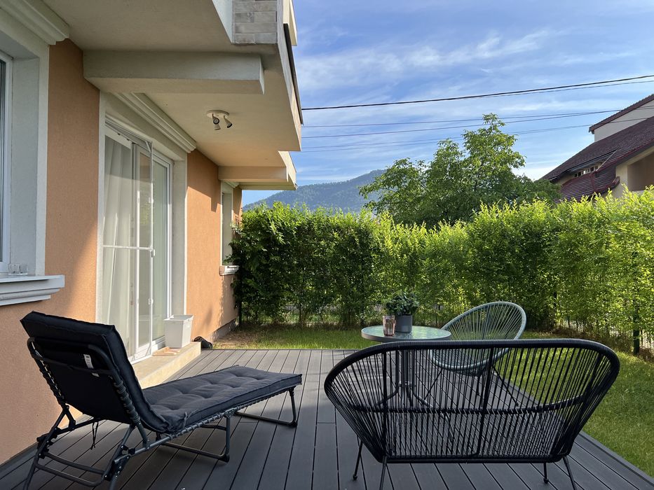 Vand ap cu gradina privata , parcare,boxa si acces la piscina complex.