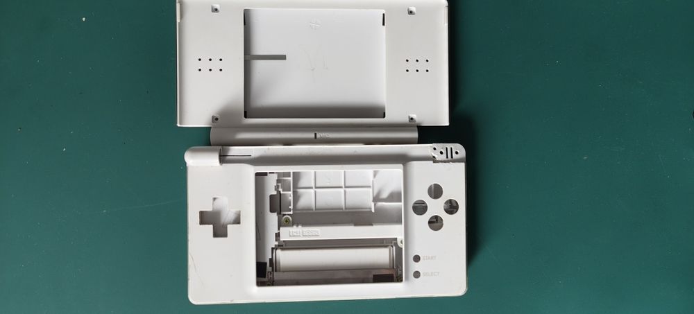 Nintendo DS Lite на части + два корпуса (черен и бял)