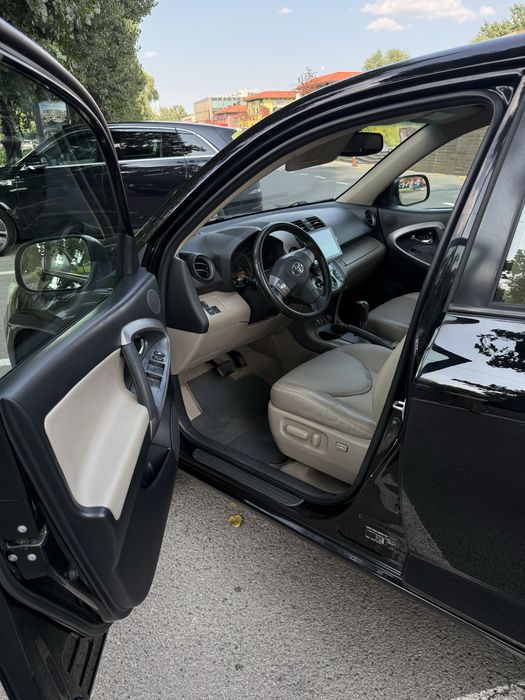 Автомобиль Toyota Rav4