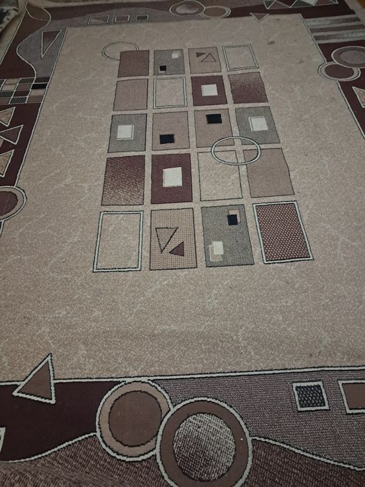 стиральная машина и ковёр.