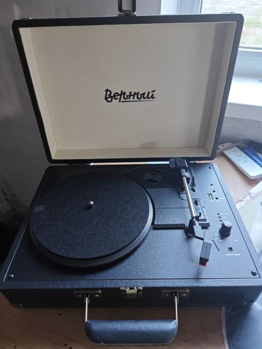 Виниловый проигрыватель Верный Deluxe черный и пластинки в подарок