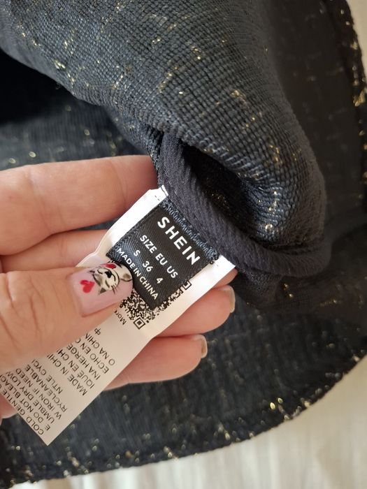 Пола със златни копчета