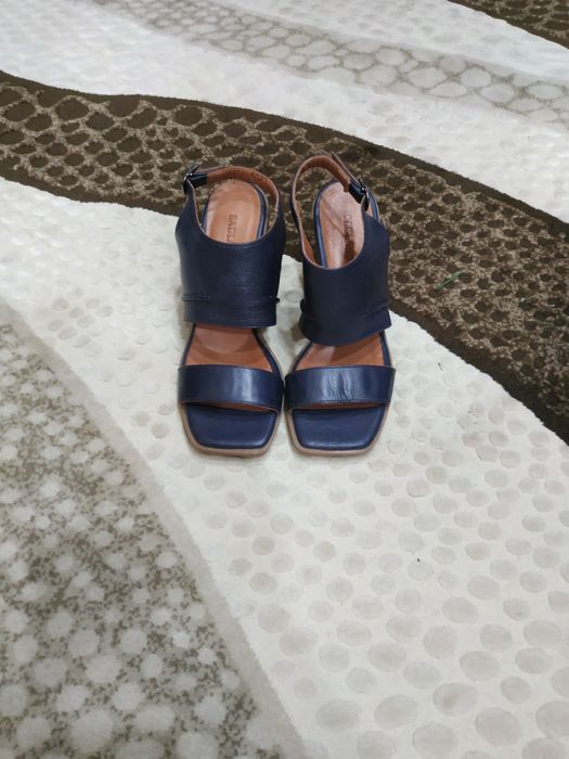 Продам женские кожаные босоножки.