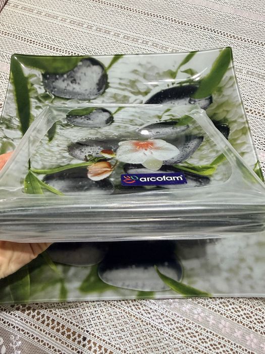 Тортовница с тарелками