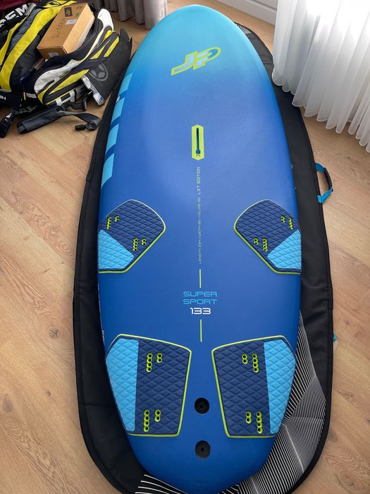 Vand placa de windsurf JP Australia Supersport 133 l 2023.