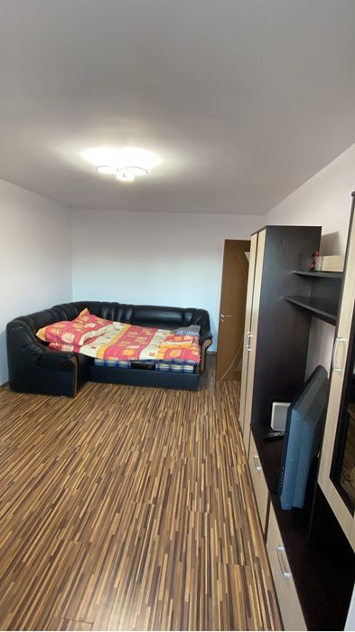 Inchiriez apartament decomandat cu 2 camere vis a vis de Campus .