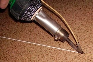 Аренда сварка стыков линолеума с помощью строительного фена Линолеум