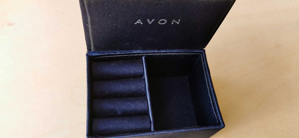 Cutii bijuterii, inele, bratari, coliere 3 modele; Cutia Pufo elegance