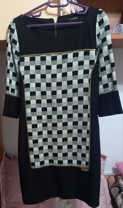 Rochie neagră scurtă.